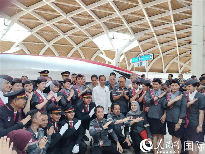 印尼總統佐科與(yu) 雅萬(wan) 高鐵乘務員及中印尼嘉賓合影。人民網記者 李培鬆攝