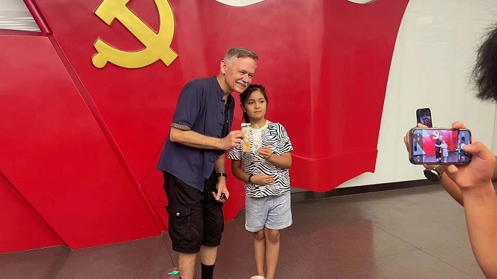 潘維廉和誌願講解員紀念合影。主辦方供圖