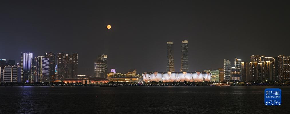 這是9月29日在杭州拍攝的杭州奧體(ti) 中心體(ti) 育場和滿月。新華社發（李忠攝）