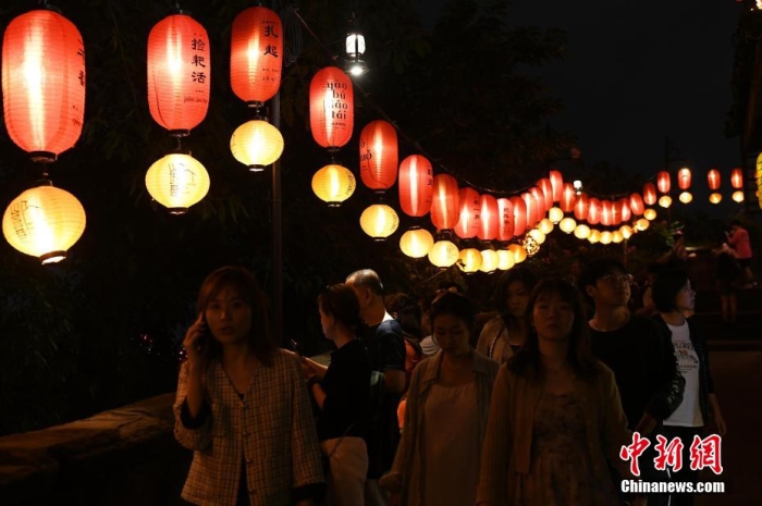 圖為(wei) 遊客夜遊山城巷感受山城獨特魅力。<a target='_blank' href='https://www.easyfundingllc.com/' ><p  align=