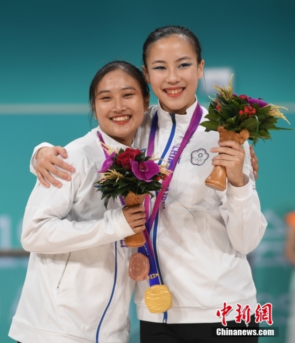 10月7日，杭州第19屆亞(ya) 運會(hui) 輪滑項目女子花樣輪滑單人滑長節目決(jue) 賽在錢塘輪滑中心舉(ju) 行。結合短節目決(jue) 賽成績，中國台北選手洪筱晴(左)以94.38分的總成績奪得女子花樣輪滑單人滑冠軍(jun) ，中國台北選手張致如(右)獲得季軍(jun) 。<a target='_blank' href='https://www.easyfundingllc.com/'><p  align=