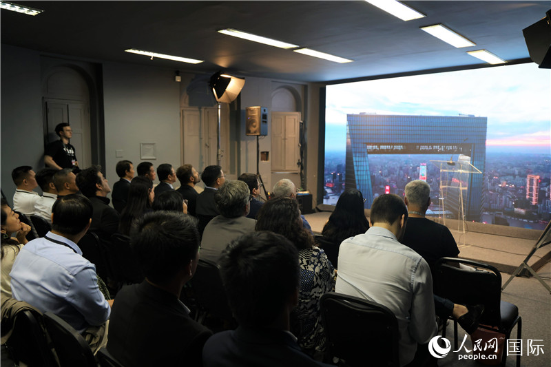 與(yu) 會(hui) 嘉賓在現場觀看“中國影視作品展播季”活動宣傳(chuan) 片。人民網記者 時元皓攝