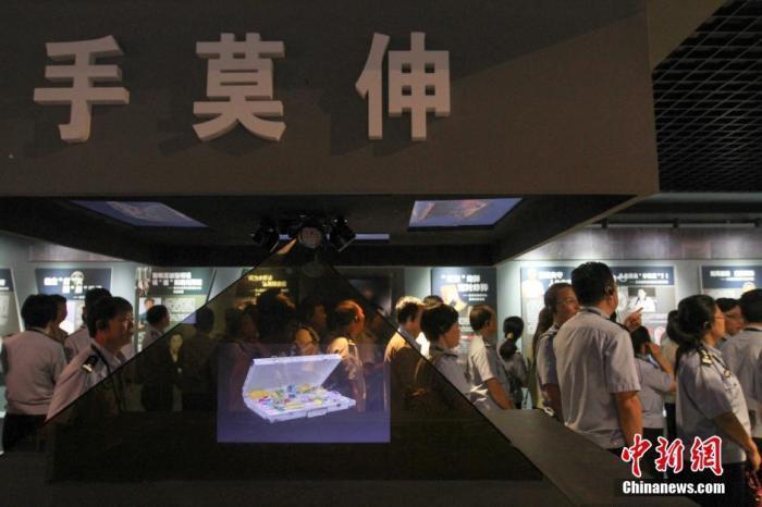 資料圖：2015年10月，海南省公安廳組織黨(dang) 員幹部前往反腐倡廉警示教育基地參觀受教。洪堅鵬 攝