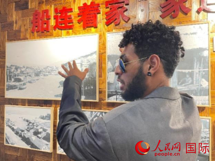 巴布亞(ya) 新幾內(nei) 亞(ya) 乒乓球國家隊隊員羅伊在福建省寧德市下歧村參觀。人民網記者 張榮攝