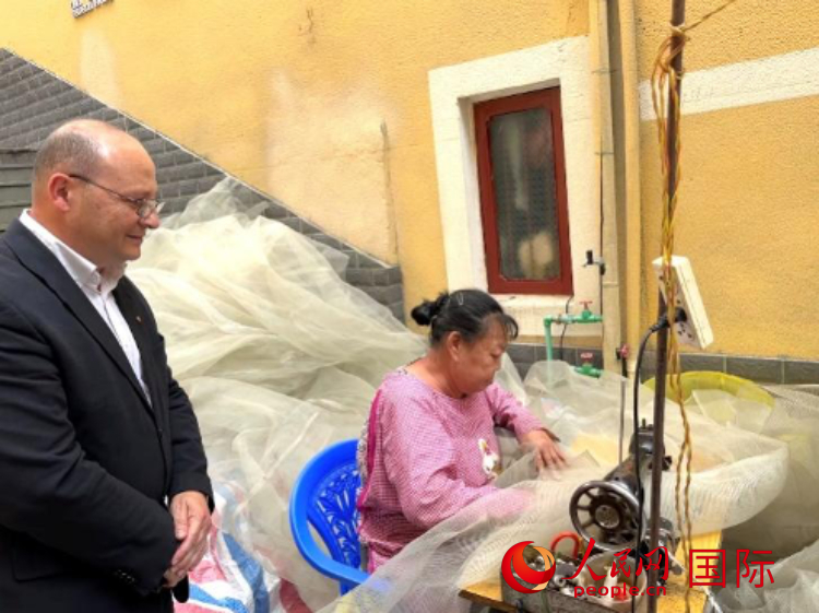 馬耳他瑪格麗(li) 特中學“中國角”教師馬丁·阿佐帕迪在福建省寧德市下歧村參觀。人民網記者 周雨攝