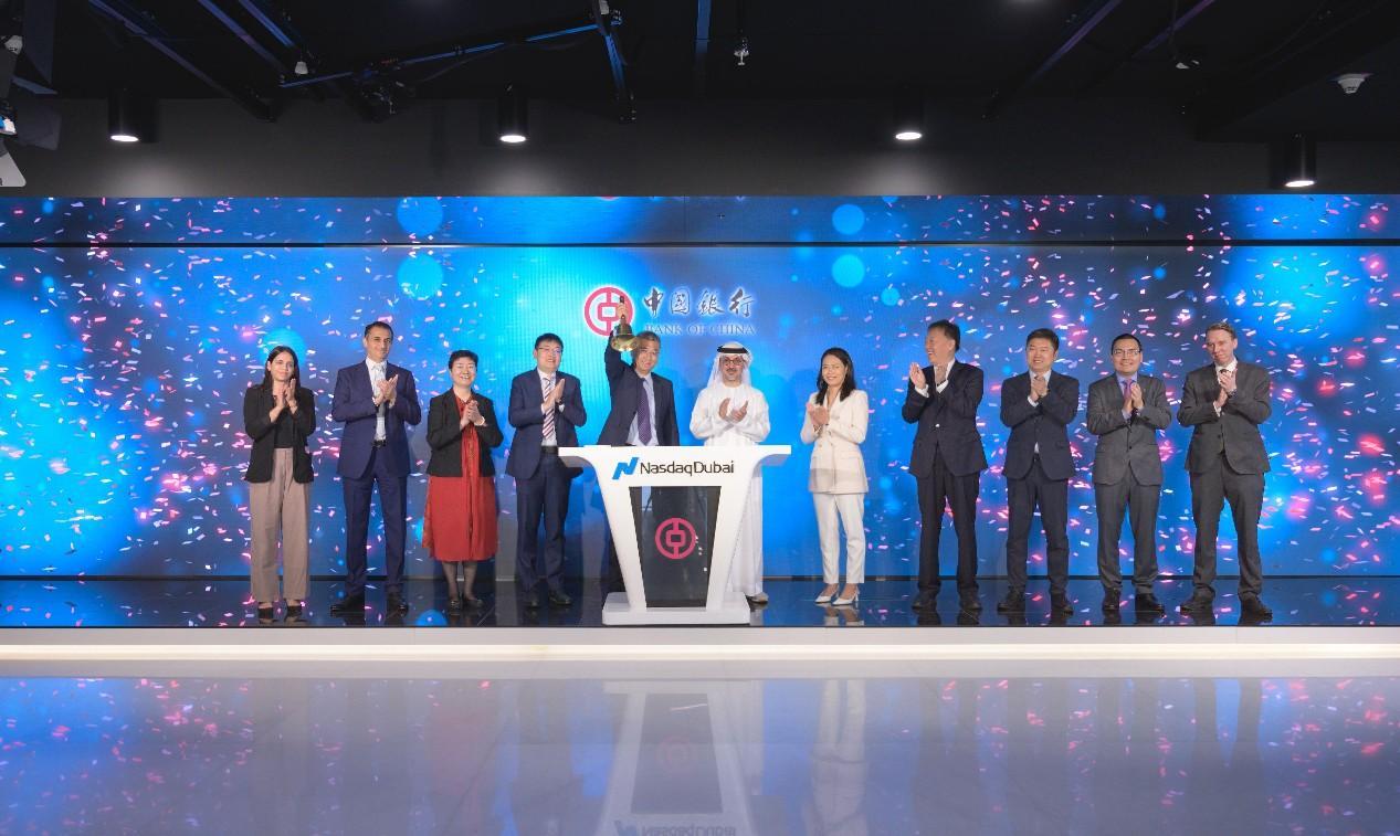圖為(wei) 中外嘉賓出席搖鈴儀(yi) 式。迪拜納斯達克供圖