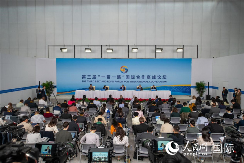 10月16日，第三屆“一帶一路”國際合作高峰論壇新聞中心在北京國家會(hui) 議中心舉(ju) 行首場吹風會(hui) ，邀請自然資源部國際合作司和相關(guan) 單位負責人介紹有關(guan) 情況，並回答記者提問。人民網記者 翁奇羽攝