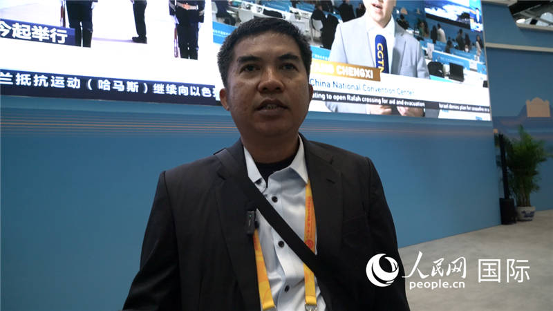 印尼《辛加朗綜合日報》記者班邦·蘇利斯提奧（Bambang Sulistio）與(yu) 記者交談。人民網 楊春燕攝