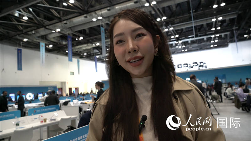 泰國TOPNEWS電視台主播蓬薩婉?乍如潘（Phonsawan Jarupan）與(yu) 記者交談。人民網 楊春燕攝