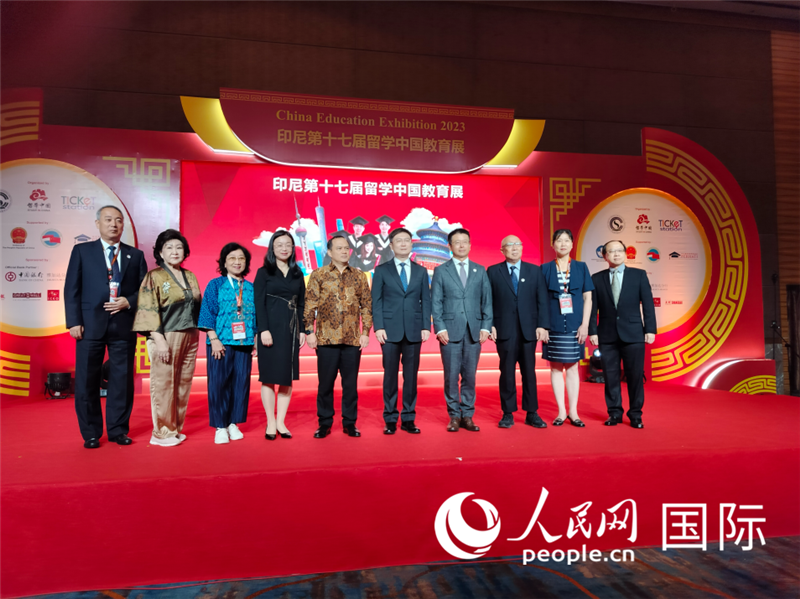 與(yu) 會(hui) 嘉賓合影。人民網記者  李培鬆攝