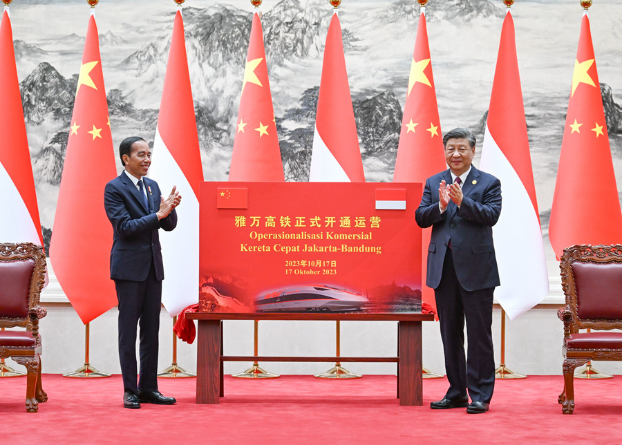 10月17日下午，國家主席習(xi) 近平在北京人民大會(hui) 堂同來華出席第三屆“一帶一路”國際合作高峰論壇並進行國事訪問的印度尼西亞(ya) 總統佐科舉(ju) 行會(hui) 談。會(hui) 談後，兩(liang) 國元首共同為(wei) 雅萬(wan) 高鐵正式開通運營揭幕。