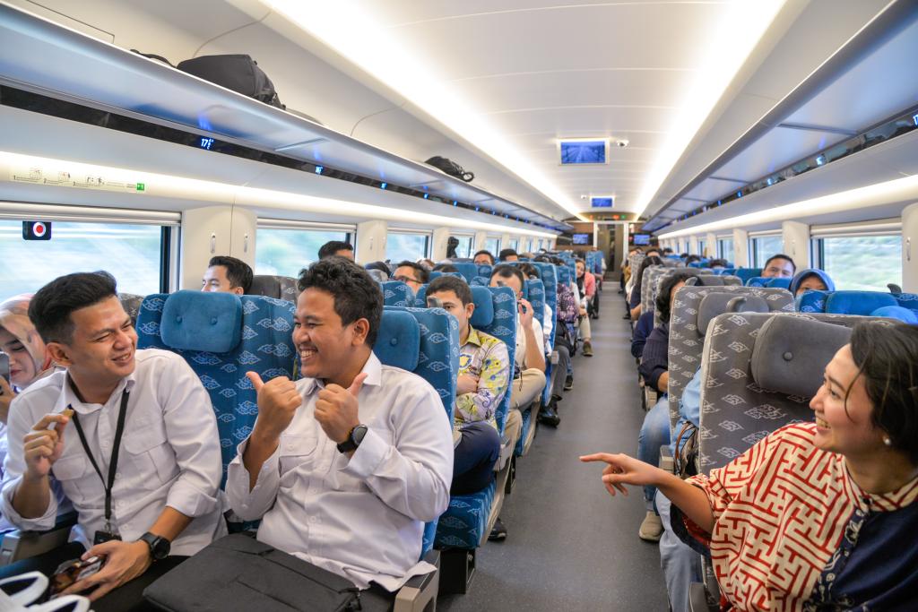 10月17日，乘客在行駛中的雅萬(wan) 高鐵高速動車組列車車廂內(nei) 交談。