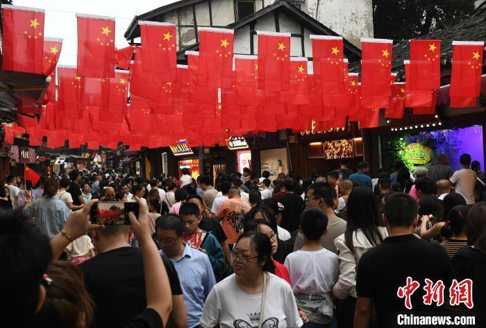圖為(wei) 重慶千年古鎮磁器口遊人如織。<a target='_blank' href='https://www.easyfundingllc.com/' ><p  align=
