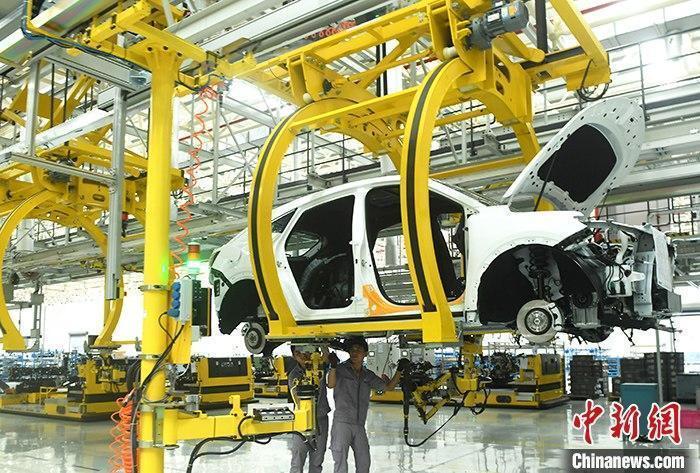 資料圖：汽車生產(chan) 車間內(nei) 的工作人員正在組裝車輛。 <a target='_blank' href='https://www.easyfundingllc.com/'><p  align=