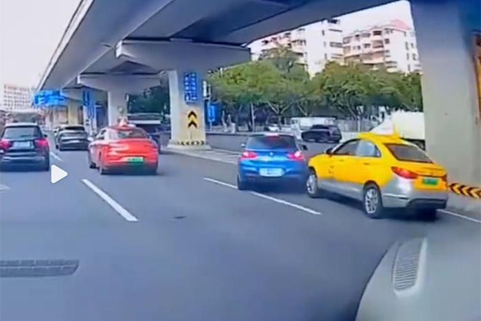 視頻截圖顯示，發生碰撞的刹那，出租車後方似乎確有車燈點亮。