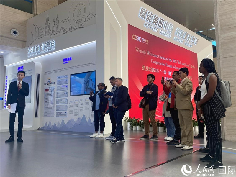 2023“一帶一路”媒體(ti) 合作論壇聯合采訪團參訪中國能建。人民網記者 於(yu) 洋攝