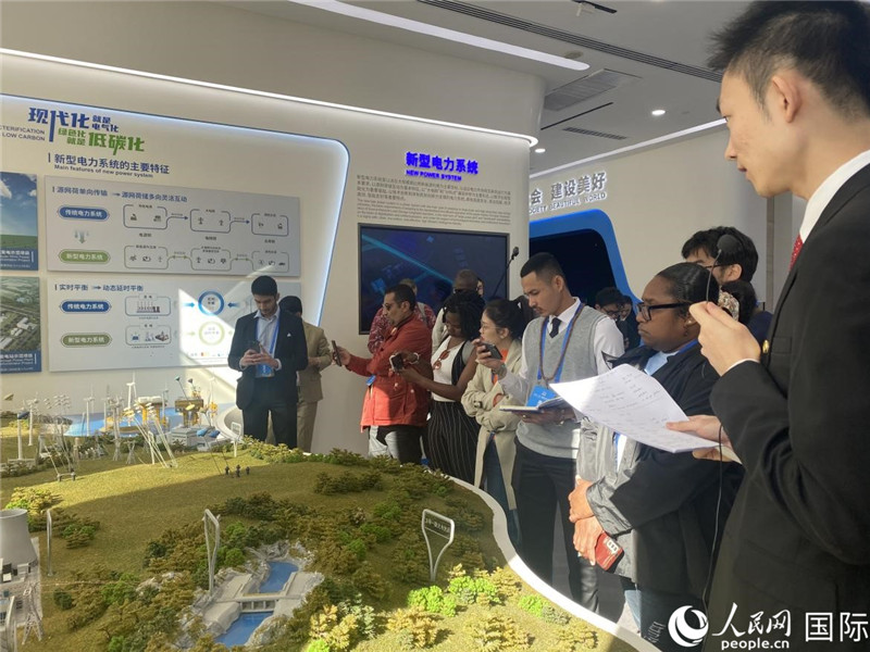 2023“一帶一路”媒體(ti) 合作論壇聯合采訪團參訪中國能建。人民網記者 於(yu) 洋攝