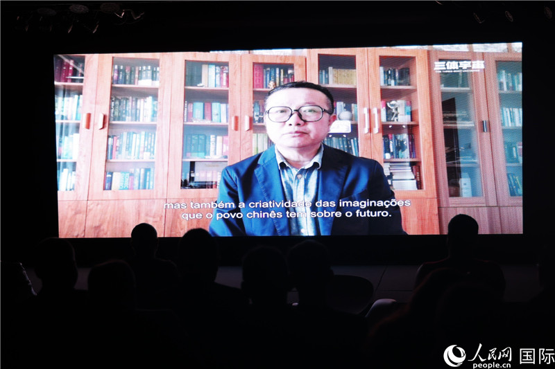 長篇小說《三體(ti) 》作者劉慈欣通過視頻致辭。 人民網記者 時元皓攝