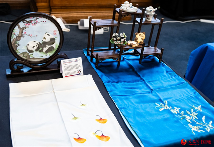 活動現場的現場文創展、互動體(ti) 驗區、非遺區展示。人民網 郭錦標攝