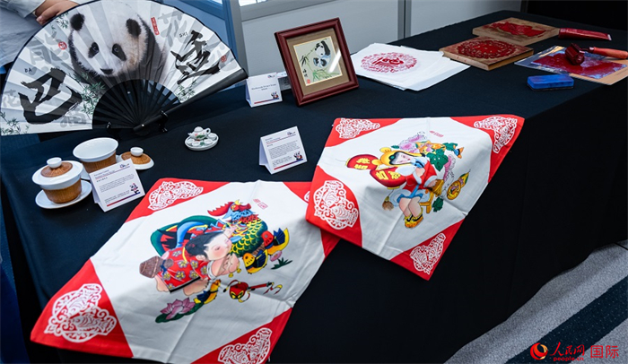 活動現場的現場文創展、互動體(ti) 驗區、非遺區展示。人民網 郭錦標攝