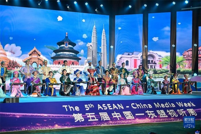 10月21日，在馬來西亞(ya) 行政首都普特拉賈亞(ya) ，演員在第五屆中國—東(dong) 盟視聽周開幕活動上表演。新華社記者 程一恒 攝