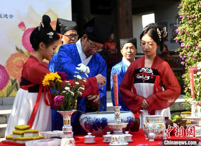 資料圖：圖為(wei) 傳(chuan) 統重陽祭酒儀(yi) 式。　呂明 攝