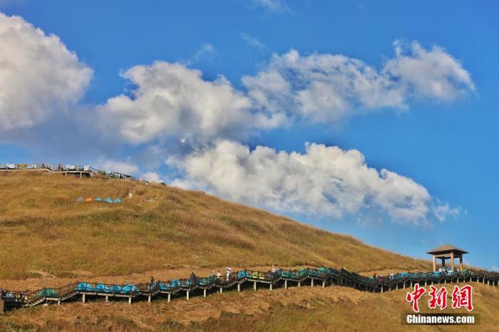 資料圖：圖為(wei) 江西武功山高山草甸旁的登山步道，遊客在登山。 劉力鑫 攝