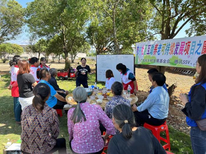 10月23日，廣東(dong) 韶關(guan) 農(nong) 村的互助養(yang) 老探索，結合仁化縣董塘鎮新龍村的重陽節活動，將村支書(shu) 、婦女主任、項目管理人員、新龍村助老員、村民誌願者、健康熱心的老人聚集在一起。 受訪者供圖