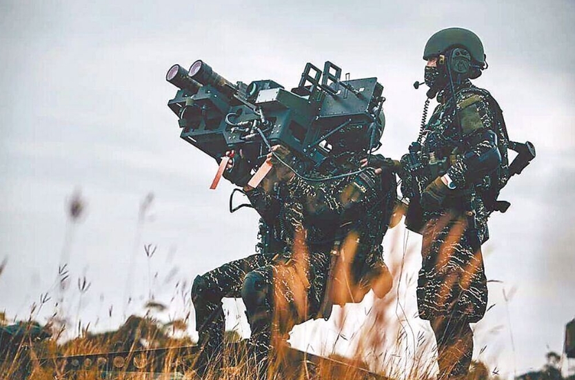 台海軍(jun) 陸戰隊肩抗“毒刺”導彈發射器準備射擊。圖片來源：台灣“中時新聞網”。