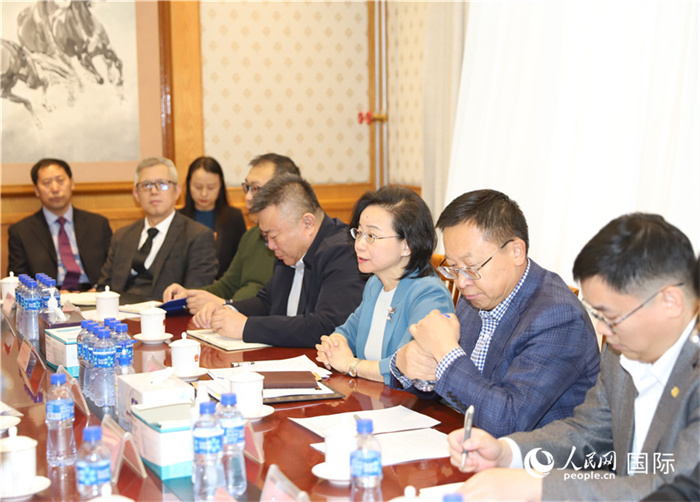 1.2023年10月30日，沈敏娟（右三）大使與(yu) 中企代表座談。人民網記者 霍文攝