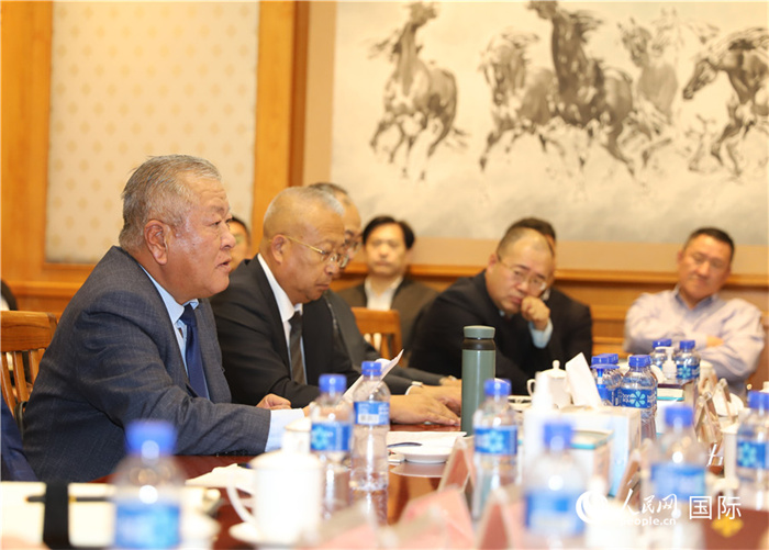 2.2023年10月30日，張義(yi) 波（左一）會(hui) 長匯報商會(hui) 工作情況。人民網記者 霍文攝
