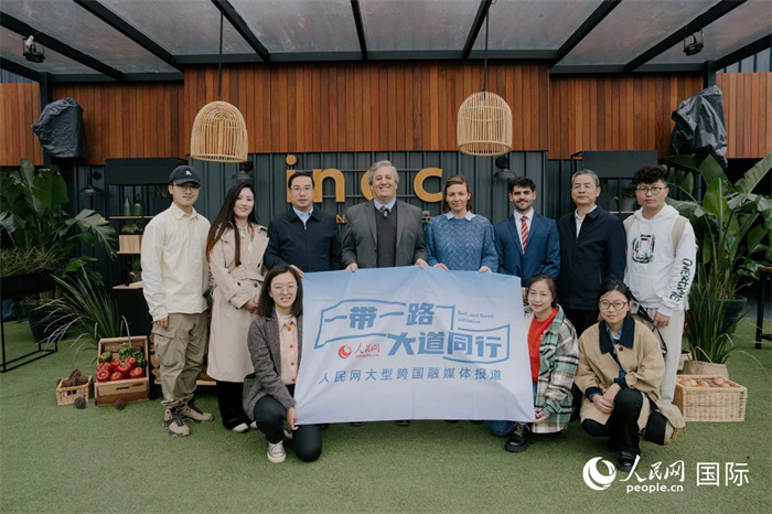在烏(wu) 拉圭第118屆普拉多牧農(nong) 業(ye) 國際博覽會(hui) 上，烏(wu) 拉圭國家肉類協會(hui) 主席與(yu) 人民網記者合影。人民網記者 張若涵攝