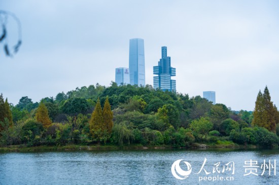 城市地標與(yu) 綠水青山相得益彰。人民網 陽茜攝