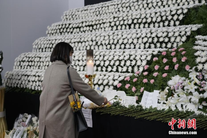 當地時間11月1日23時45分許，韓國民眾(zhong) 在位於(yu) 首爾廣場的集體(ti) 焚香所悼念梨泰院踩踏事故遇難者。 <a target='_blank' href='https://www.easyfundingllc.com/'><p  align=