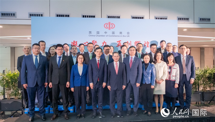 鄭澤光大使與(yu) 新一屆理事會(hui) 成員合影 人民網郭錦標攝