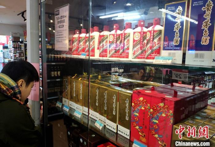 市民在一超市貴州茅台酒專(zhuan) 櫃了解信息。 <a target='_blank' href='https://www.easyfundingllc.com/'><p  align=