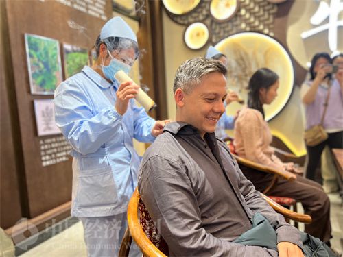   （外媒記者體(ti) 驗艾灸。中國經濟周刊記者 郭誌強 攝）