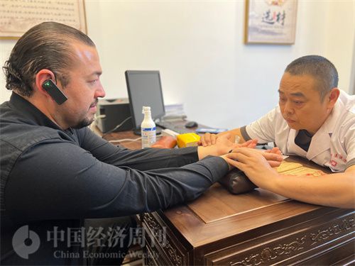   （外媒記者走進中醫堂，問診中醫名師。中國經濟周刊記者 郭誌強攝）