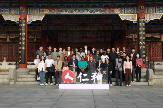2023“一帶一路”媒體(ti) 合作論壇聯合采訪團參觀仁和集團。（受訪者供圖）