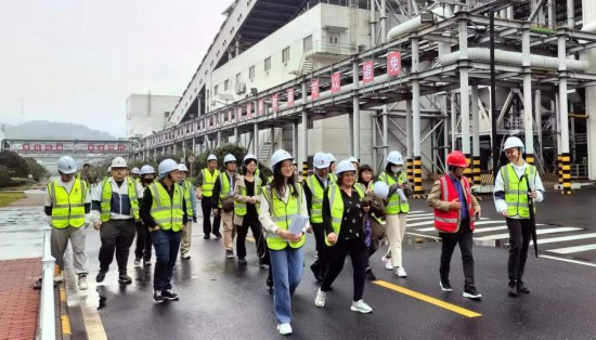   2023“一帶一路”媒體(ti) 合作論壇聯合采訪團走進國家電投江西公司分宜電廠廠區。（本報記者 周歡攝）