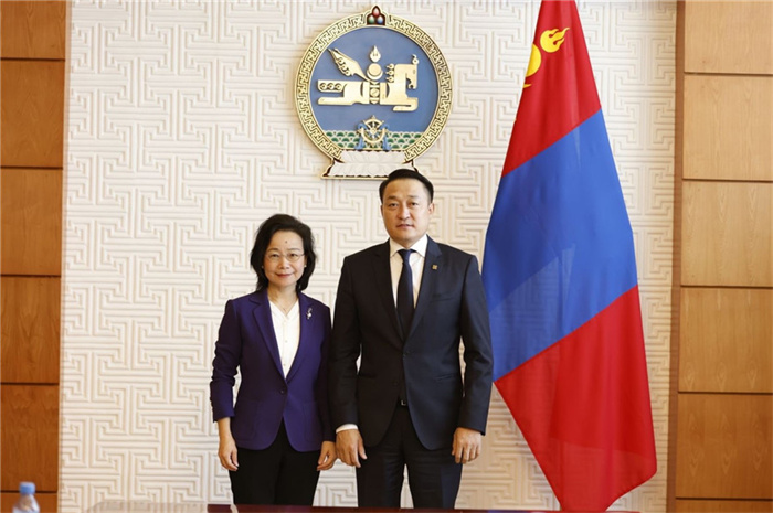 10月31日，中國駐蒙古國大使沈敏娟到任拜會(hui) 蒙政府辦公廳主任兼蒙古人民黨(dang) 總書(shu) 記阿瑪爾巴伊斯格楞（右）。中國駐蒙古使館供圖