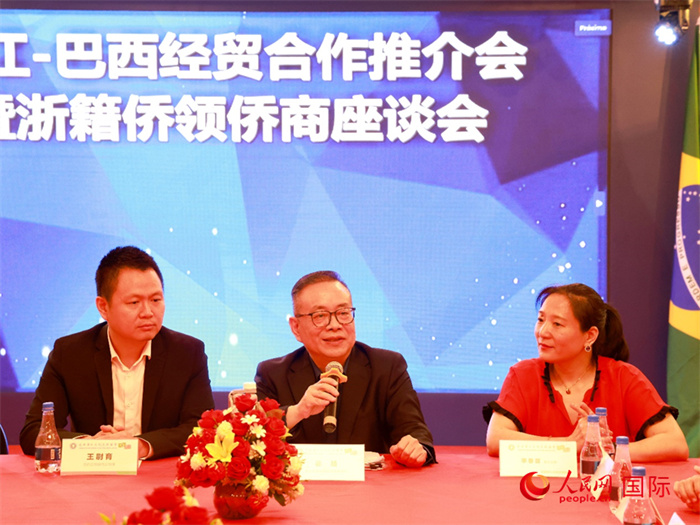 浙江海外聯誼會(hui) 常務副會(hui) 長徐旭（中）和與(yu) 會(hui) 僑(qiao) 領僑(qiao) 商座談。人民網記者 陳海琪攝