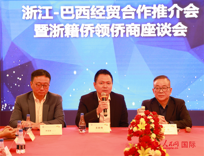 中國駐裏約代總領事王尉育（中）在活動中致辭。人民網記者 陳海琪攝