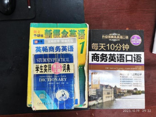   胡振興(xing) 學習(xi) 英語所用的資料。（圖片由受訪者提供）