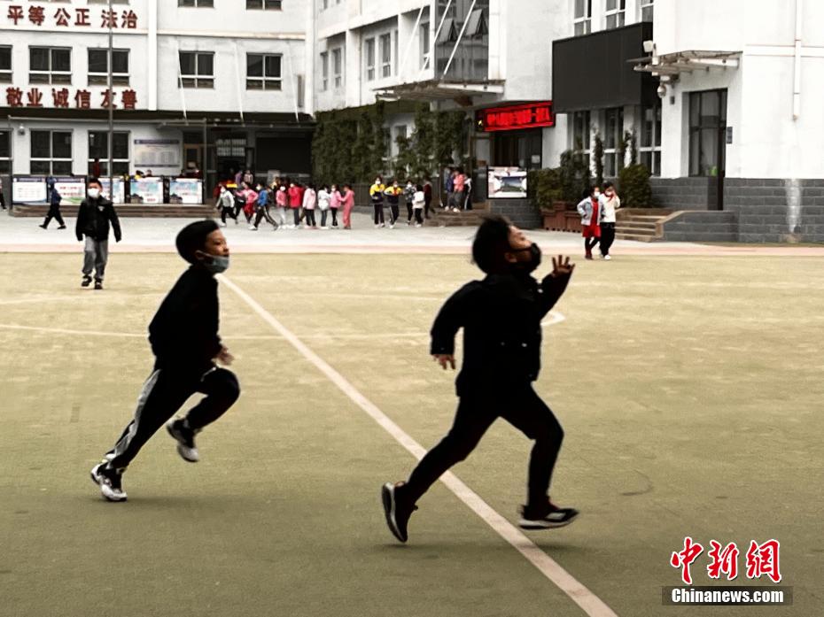 資料圖：學生們(men) 在課間玩耍。