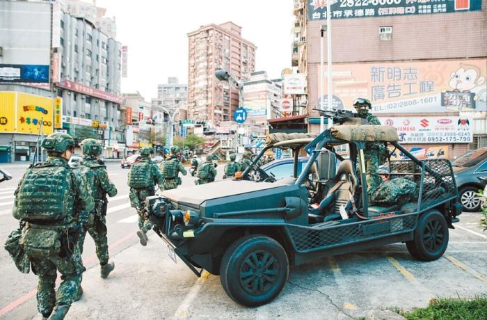 圖為(wei) 2021年台陸軍(jun) 特種作戰指揮部在演習(xi) 。圖片來源：台灣《中國時報》。