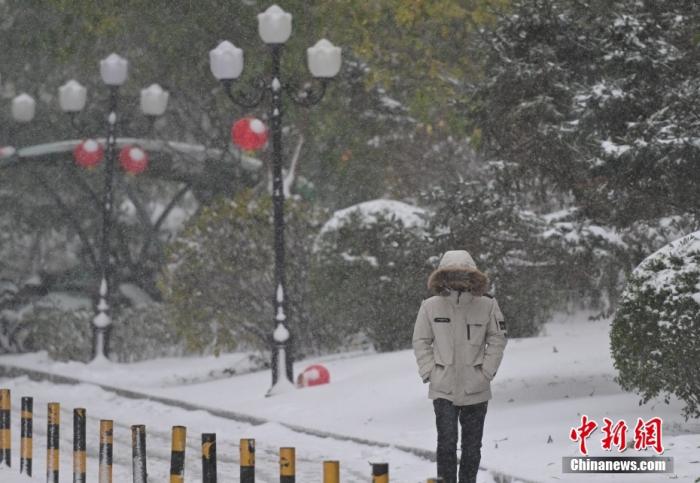 圖為(wei) 市民在雪中出行。 <a target='_blank' href='https://www.easyfundingllc.com/' ><p  align=