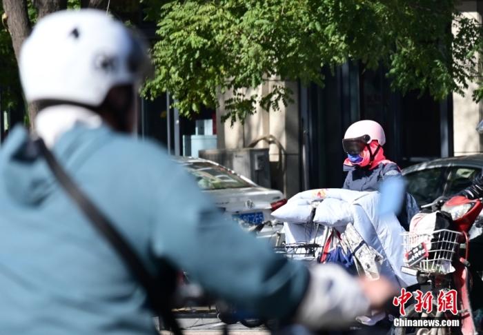 石家莊街頭，市民紛紛穿上厚厚的外套“捂”裝前行。 <a target='_blank' href='https://www.easyfundingllc.com/'><p  align=
