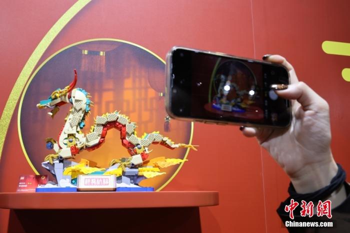 第六屆中國國際進口博覽會(hui) 舉(ju) 行，消費品展區展出以生肖龍為(wei) 題材的中國元素產(chan) 品。<a target='_blank' href='https://www.easyfundingllc.com/'><p  align=