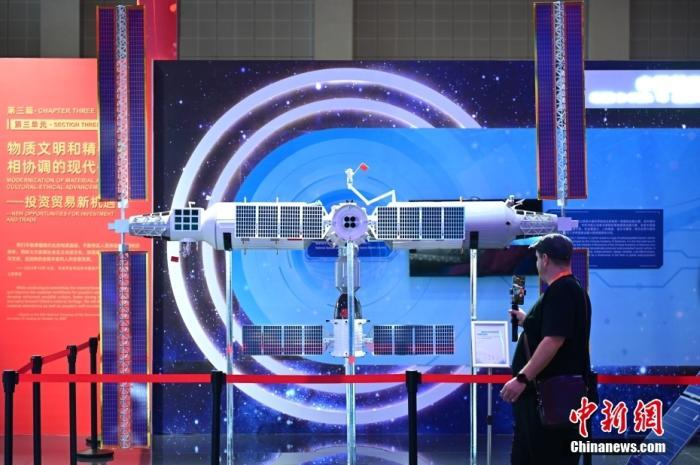 11月5日，觀眾(zhong) 在進博會(hui) 中國館參觀拍攝中國空間站模型。<a target='_blank' href='https://www.easyfundingllc.com/'><p  align=
